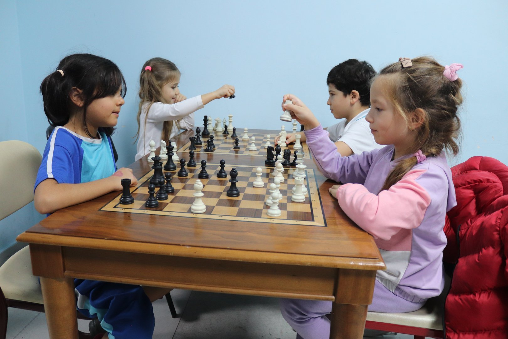 Satranç oynayan öğrencilerimiz